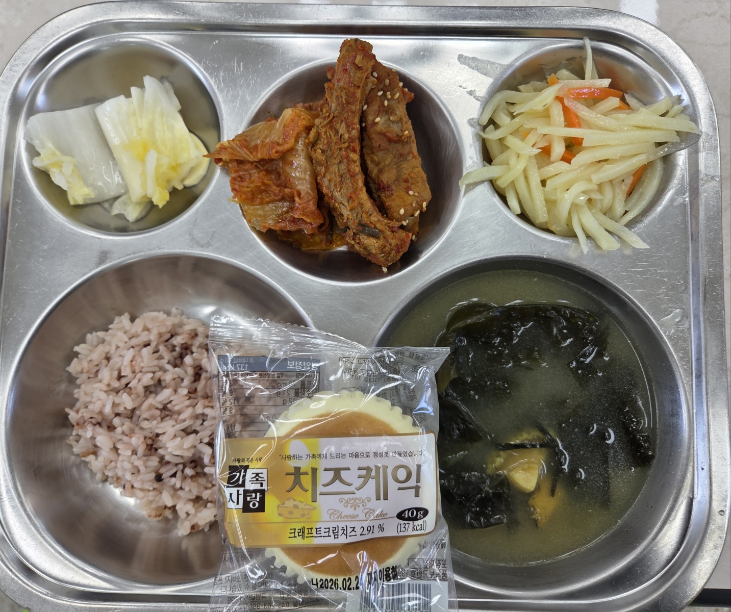 차수수밥(관인)
전복미역국 (5.6.18)
등갈비김치찜(관인) (5.6.9.10.13)
감자채볶음(관인) (5)
백김치(관인) (9)
우유(관인) (2)
*치즈케이크 (1.2.5.6)_이미지