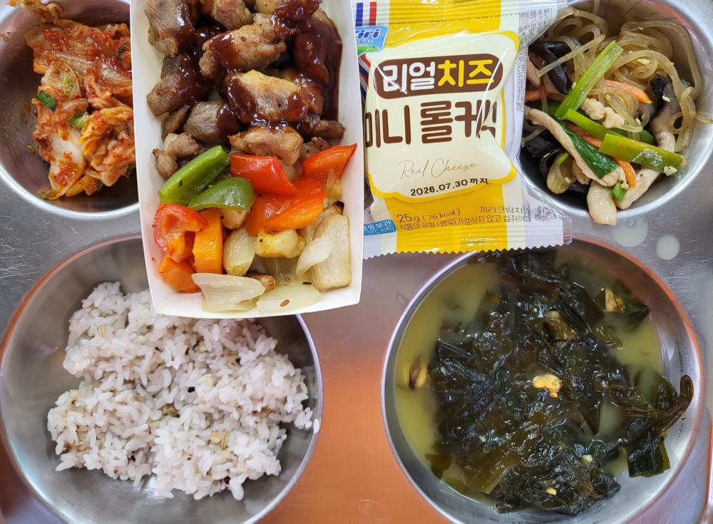 (생일축하날)
잡곡밥(5)
홍합살미역국(5.6.9.13.18)
목살큐브스테이크(5.6.10.12.13)
잡채(5.6.10.13.18)
겉절이(9)
롤케이크(1.2.5.6)_이미지