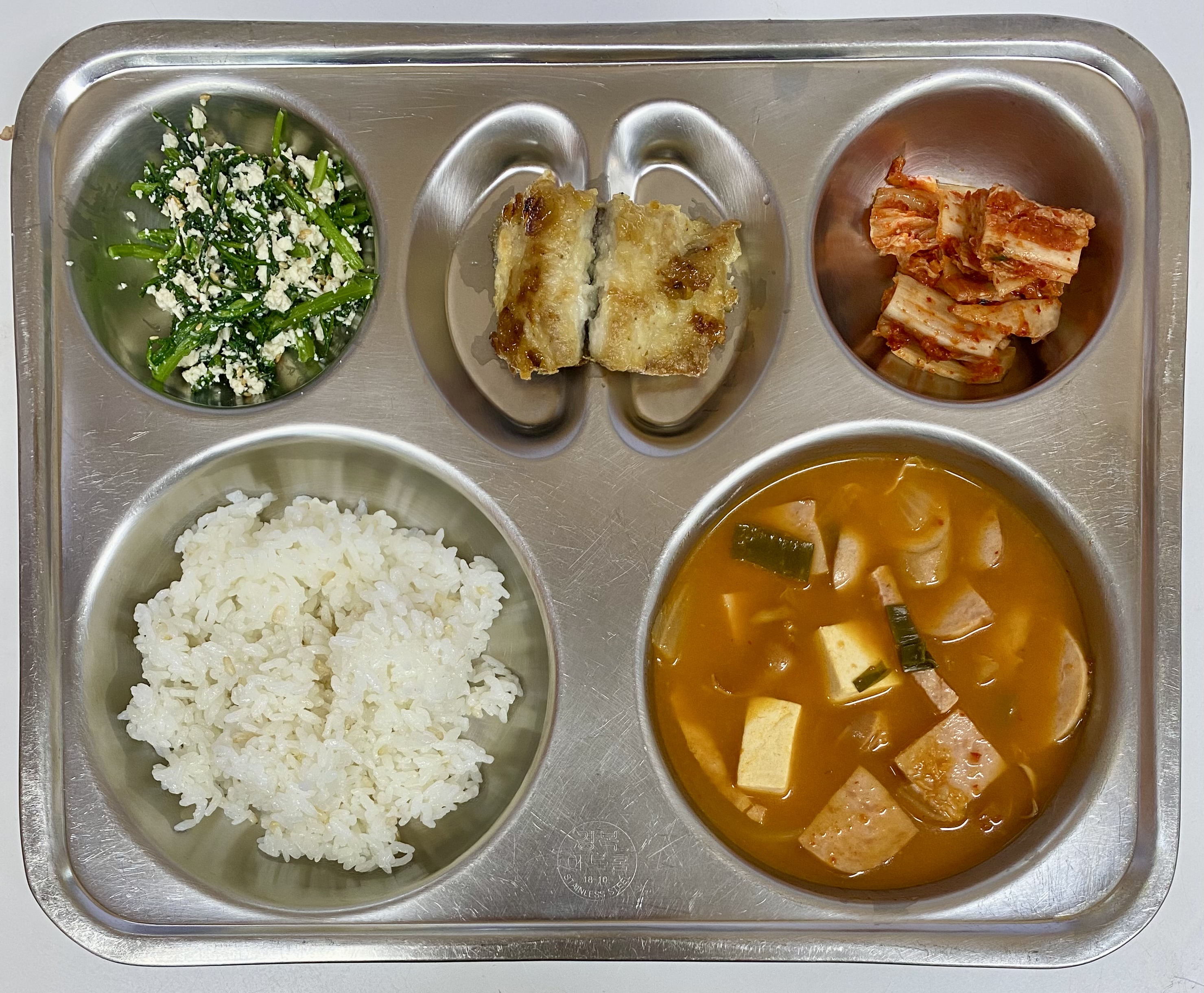 발아현미밥
햄모둠찌개(1.2.5.6.9.
10.13.15.16.18)
삼치살구이(1.2.5.6.13)
쑥갓두부무침(5.6.13)
배추김치(9)_이미지