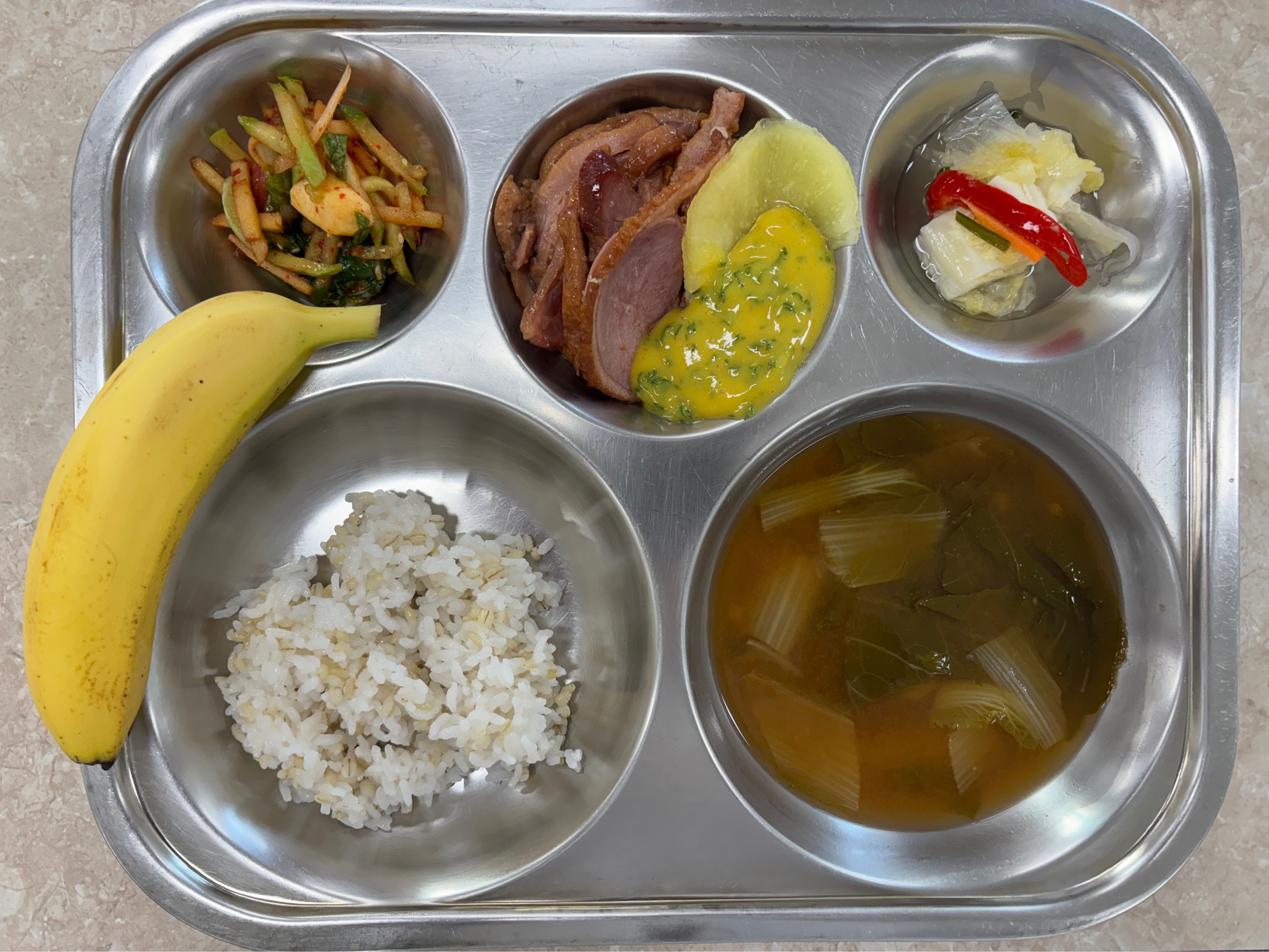 찰보리밥
얼갈이된장국 (5.6)
모둠채소겉절이 (5.6.13)
훈제오리 (1.5.6.13)
백김치 (9)
바나나 _이미지